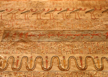LUXOR, Foto yang diabadikan pada 26 April 2022 ini menunjukkan relief berwarna-warni di dalam makam Ramses VI di Lembah Para Raja di Luxor, Mesir. Makam Ramses VI, penguasa Dinasti ke-20 di era Mesir kuno, merupakan salah satu makam paling indah dan terpelihara baik di Lembah Para Raja. (Xinhua/Sui Xiankai)