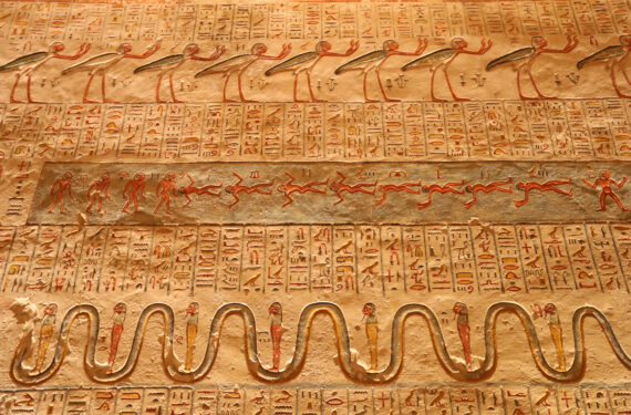 LUXOR, Foto yang diabadikan pada 26 April 2022 ini menunjukkan relief berwarna-warni di dalam makam Ramses VI di Lembah Para Raja di Luxor, Mesir. Makam Ramses VI, penguasa Dinasti ke-20 di era Mesir kuno, merupakan salah satu makam paling indah dan terpelihara baik di Lembah Para Raja. (Xinhua/Sui Xiankai)