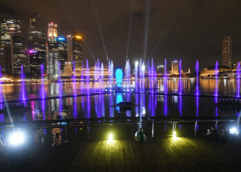 SINGAPURA, Para wisatawan menyaksikan pertunjukan cahaya dan air "Spectra", yang kembali diadakan setelah sempat terhenti selama dua tahun karena penanggulangan COVID-19, di Marina Bay Sands, Singapura, pada 28 April 2022. (Xinhua/Then Chih Wey)