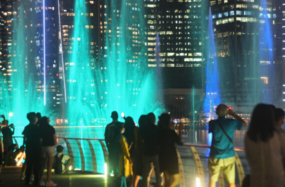 SINGAPURA, Para wisatawan menyaksikan pertunjukan cahaya dan air "Spectra", yang kembali diadakan setelah sempat terhenti selama dua tahun karena penanggulangan COVID-19, di Marina Bay Sands, Singapura, pada 28 April 2022. (Xinhua/Then Chih Wey)
