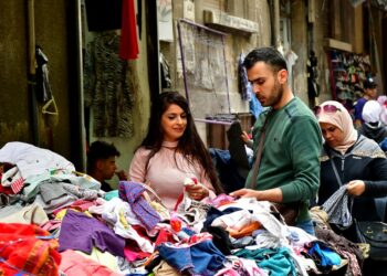 DAMASKUS, Pakaian bekas menjadi populer di Suriah mengingat harga pakaian baru tak terjangkau bagi banyak konsumen di tengah krisis ekonomi akibat perang yang berkepanjangan serta sanksi Amerika Serikat dan Barat.