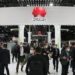 Orang-orang mengunjungi area pameran Huawei dalam ajang Mobile World Congress (MWC) di Barcelona, Spanyol, pada 1 Maret 2022. (Xinhua/Zheng Huansong)
