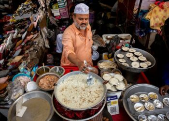 Seorang pedagang menyiapkan penganan manis saat bulan suci Ramadan di New Delhi, India, pada 26 April 2022. (Xinhua/Javed Dar)