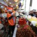 Foto yang diabadikan pada 6 April 2022 ini menunjukkan sejumlah orang membeli makanan penutup tradisional selama bulan suci Ramadan di Boufarik, Aljazair. (Xinhua)