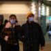 Para pejalan kaki yang memakai masker melintas di sebuah jalan di Madrid, Spanyol, pada 1 Februari 2022. (Xinhua/Meng Dingbo)