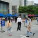 Sejumlah warga mengantre untuk melakukan tes asam nukleat di Subdistrik Aoyuncun yang berada di Distrik Chaoyang, Beijing, ibu kota China, pada 29 April 2022. (Xinhua/Chen Zhonghao)