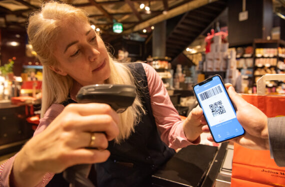 Seorang staf memindai kode QR dari aplikasi pembayaran Alipay milik seorang pelanggan di Julius Meinl, sebuah kedai kopi di Wina, Austria, pada 9 Januari 2020. (Xinhua/Guo Chen)
