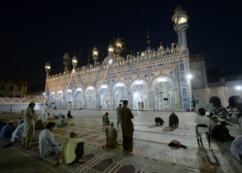 Orang-orang beribadah salat di Masjid Jamia yang bermandikan cahaya saat bulan puasa Ramadan di Rawalpindi, Provinsi Punjab, Pakistan, pada 28 April 2022. (Xinhua/Ahmad Kamal)