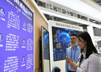 Pengunjung melihat sebuah aplikasi tata kelola digital, yang ditunjukkan oleh platform agregasi dan berbagi data pemerintah Provinsi Fujian, dalam pameran pencapaian digital pada KTT Digital China keempat di Fuzhou, Provinsi Fujian, China tenggara, pada 25 April 2021. (Xinhua/Wei Peiquan)