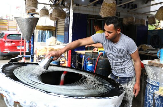 Seorang tukang roti membuat penganan manis tradisional yang dikenal dengan nama "Kanafeh" saat bulan suci Ramadan di Kairo, Mesir, pada 10 April 2022. (Xinhua/Ahmed Gomaa)