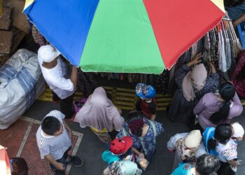 Orang-orang berbelanja baju baru jelang Hari Raya Idul Fitri di Pasar Tanah Abang, Jakarta, pada 25 April 2022. (Xinhua/Veri Sanovri)