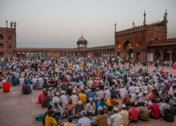 Umat Muslim menunggu waktu berbuka puasa saat bulan suci Ramadan di Masjid Jama di New Delhi, India, pada 3 April 2022. (Xinhua/Javed Dar)
