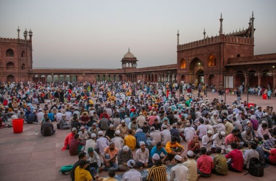 Umat Muslim menunggu waktu berbuka puasa saat bulan suci Ramadan di Masjid Jama di New Delhi, India, pada 3 April 2022. (Xinhua/Javed Dar)