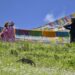 Para wisatawan menikmati waktu senggang di sebuah resor di Lunang, Nyingchi, Daerah Otonom Tibet, China barat daya, pada 26 Juli 2020. Lunang dideskripsikan sebagai "bar oksigen" dengan keindahan pegunungan yang setara dengan Swiss. Wisatawan memadati wilayah tersebut untuk menghindari udara musim panas yang menyengat dan menikmati keindahan alam di tempat ini. (Xinhua/Zhang Rufeng)
