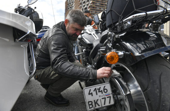 MOSKOW, Seorang pengendara sepeda motor membersihkan kendaraannya menjelang parade sepeda motor tahunan di Moskow tengah, Rusia, pada 30 April 2022. Parade itu menandai pembukaan resmi musim sepeda motor di Moskow. (Xinhua/Alexander Zemlianichenko Jr)