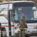 DONETSK, Sebuah bus yang membawa orang-orang yang dievakuasi dari Mariupol tiba di pusat akomodasi sementara di Desa Bezimenne di Donetsk pada 7 Mei 2022. (Xinhua/Victor)