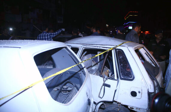 KARACHI, Sejumlah kendaraan yang rusak terlihat di lokasi ledakan di Karachi, Pakistan selatan, pada 12 Mei 2022. Sebanyak 13 orang terluka saat ledakan terjadi di dalam sebuah area pasar di Karachi pada Kamis (12/5) malam waktu setempat, ujar otoritas rumah sakit. (Xinhua/Str)