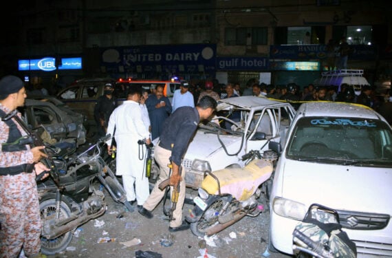 KARACHI, Sejumlah personel keamanan menginspeksi lokasi ledakan di Karachi, Pakistan selatan, pada 12 Mei 2022. Sebanyak 13 orang terluka saat ledakan terjadi di dalam sebuah area pasar di Karachi pada Kamis (12/5) malam waktu setempat, ujar otoritas rumah sakit. (Xinhua/Str)