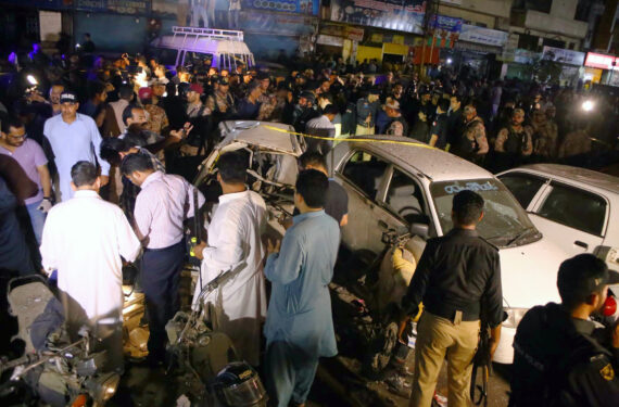 KARACHI, Orang-orang berkumpul di lokasi ledakan di Karachi, Pakistan selatan, pada 12 Mei 2022. Sebanyak 13 orang terluka saat ledakan terjadi di dalam sebuah area pasar di Karachi pada Kamis (12/5) malam waktu setempat, ujar otoritas rumah sakit. (Xinhua/Str)
