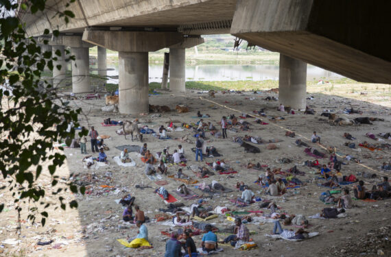 NEW DELHI, Orang-orang beristirahat di bawah jembatan untuk berlindung dari cuaca menyengat saat musim panas di New Delhi, India, pada 12 Mei 2022. (Xinhua/Javed Dar)