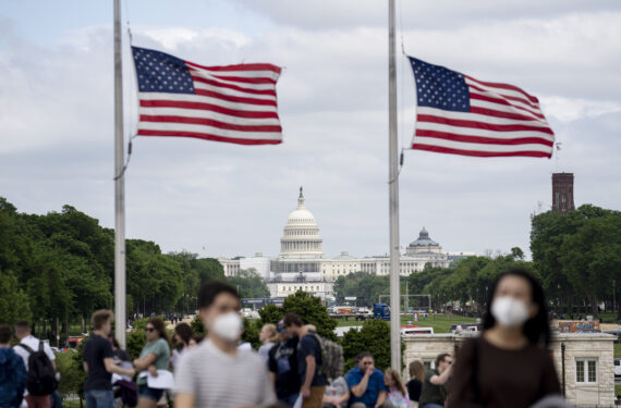 WASHINGTON, Bendera nasional Amerika Serikat (AS) berkibar setengah tiang di Monumen Washington untuk mengenang 1 juta warga Amerika yang meninggal akibat COVID-19 di Washington DC, AS, pada 12 Mei 2022. Saat mengenang 1 juta warga Amerika yang meninggal akibat COVID-19, angka tertinggi di dunia, Presiden AS Joe Biden pada Kamis (12/5) menggambarkan jumlah ini sebagai "tonggak sejarah yang tragis." (Xinhua/Liu Jie)