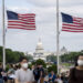 WASHINGTON, Bendera nasional Amerika Serikat (AS) berkibar setengah tiang di Monumen Washington untuk mengenang 1 juta warga Amerika yang meninggal akibat COVID-19 di Washington DC, AS, pada 12 Mei 2022. Saat mengenang 1 juta warga Amerika yang meninggal akibat COVID-19, angka tertinggi di dunia, Presiden AS Joe Biden pada Kamis (12/5) menggambarkan jumlah ini sebagai "tonggak sejarah yang tragis." (Xinhua/Liu Jie)