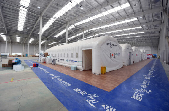 BEIJING, Foto yang diabadikan pada 12 Mei 2022 ini menunjukkan laboratorium tes COVID-19 inflatable di Distrik Shunyi, Beijing, ibu kota China. Laboratorium tes COVID-19 inflatable mulai dioperasikan di Distrik Shunyi baru-baru ini. Laboratorium yang baru didirikan itu, dengan kapasitas tes harian yang dirancang untuk menangani 100.000 tabung, mencakup permintaan pengujian berbagai wilayah dari Shunyi, serta wilayah di distrik lain, seperti Miyun dan Tongzhou. (Xinhua/Ren Chao)
