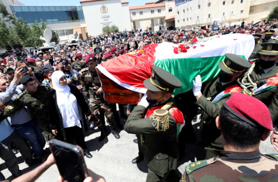 RAMALLAH, Pasukan kehormatan Palestina menggotong peti mati dalam upacara pemakaman jurnalis Al-Jazeera Shireen Abu Akleh di kantor pusat Otoritas Palestina di Kota Ramallah, Tepi Barat, pada 12 Mei 2022. Jurnalis Al-Jazeera Shireen Abu Akleh tewas di wilayah utara Tepi Barat yang diduduki pada Rabu (11/5) pagi waktu setempat. (Xinhua/Nidal Eshtayeh)