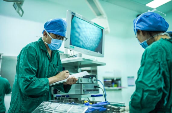 GUIYANG, Perawat bernama Zhang Guo memeriksa peralatan bedah di sebuah ruang operasi di Rumah Sakit Terafiliasi Universitas Medis Guizhou di Guizhou, Provinsi Guiyang, China barat daya, pada 10 Mei 2022. Peran penting perawat laki-laki diakui secara luas karena mereka biasanya dipekerjakan di unit-unit padat karya, seperti unit perawatan intensif (ICU), yang berarti mereka kerap bekerja di sif malam dan memiliki jam kerja yang panjang. (Xinhua/Tao Liang)
