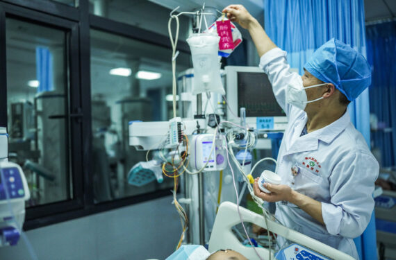 GUIYANG, Perawat bernama Li Guimei bekerja di sebuah bangsal di Rumah Sakit Terafiliasi Universitas Medis Guizhou di Guizhou, Provinsi Guiyang, China barat daya, pada 11 Mei 2022. Peran penting perawat laki-laki diakui secara luas karena mereka biasanya dipekerjakan di unit-unit padat karya, seperti unit perawatan intensif (ICU), yang berarti mereka kerap bekerja di sif malam dan memiliki jam kerja yang panjang. (Xinhua/Tao Liang)