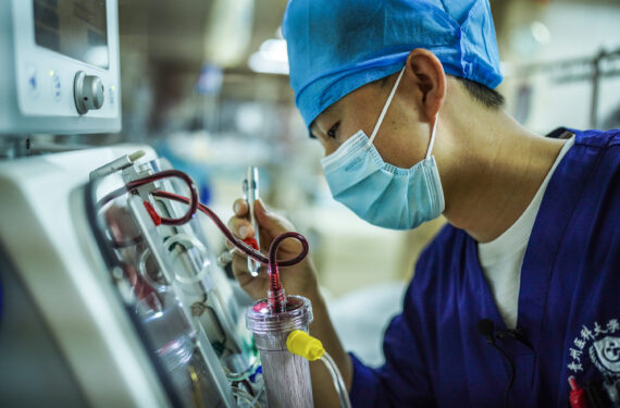 GUIYANG, Perawat bernama Wang Yin memeriksa peralatan medis di sebuah unit perawatan intensif (ICU) di Rumah Sakit Terafiliasi Universitas Medis Guizhou di Guizhou, Provinsi Guiyang, China barat daya, pada 10 Mei 2022. Peran penting perawat laki-laki diakui secara luas karena mereka biasanya dipekerjakan di unit-unit padat karya, seperti unit perawatan intensif (ICU), yang berarti mereka kerap bekerja di sif malam dan memiliki jam kerja yang panjang. (Xinhua/Tao Liang)