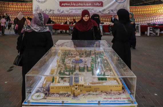 GAZA CITY, Sejumlah warga Palestina mengunjungi pameran warisan budaya yang digelar untuk memperingati Hari Nakba di Gaza City pada 12 Mei 2022. (Xinhua/Rizek Abdeljawad)