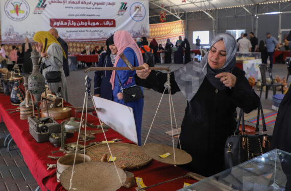 GAZA CITY, Sejumlah warga Palestina mengunjungi pameran warisan budaya yang digelar untuk memperingati Hari Nakba di Gaza City pada 12 Mei 2022. (Xinhua/Rizek Abdeljawad)