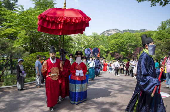 SEOUL, Para pengunjung menyaksikan pertunjukan "Royal Family's Stroll" di Cheong Wa Dae (Gedung Biru) di Seoul, Korea Selatan (Korsel), pada 12 Mei 2022. Cheong Wa Dae dibuka untuk umum pada Selasa (10/5), mengakhiri perannya sebagai lokasi kantor kepresidenan Korsel. (Xinhua/Wang Yiliang)