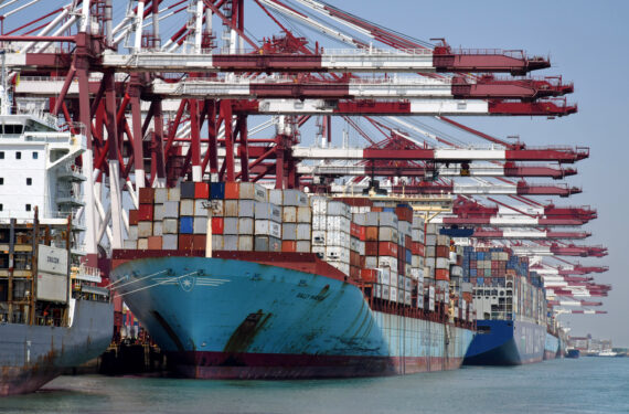 QINGDAO, Foto yang diabadikan pada 1 Mei 2022 ini menunjukkan sebuah kapal kontainer berlabuh di Terminal Peti Kemas Qianwan di Qingdao, Provinsi Shandong, China timur. Provinsi Shandong, China Timur, mencatat peningkatan 14,2 persen secara tahunan (year on year) dalam perdagangan luar negerinya selama empat bulan pertama tahun 2022, menurut Bea Cukai Qingdao pada Kamis (12/5). (Xinhua/Li Ziheng)