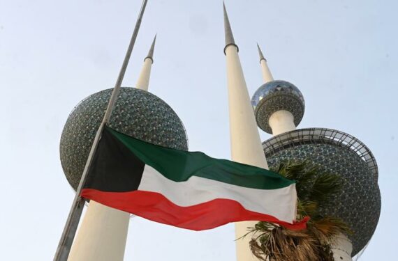 KUWAIT CITY, Bendera nasional Kuwait berkibar setengah tiang sebagai tanda berkabung atas meninggalnya Presiden Uni Emirat Arab (UEA) Sheikh Khalifa bin Zayed Al Nahyan di Kuwait City, Kuwait, pada 13 Mei 2022. Presiden UEA Sheikh Khalifa bin Zayed Al Nahyan meninggal dunia pada Jumat (13/5), seperti diumumkan Kementerian Urusan Kepresidenan UEA. (Xinhua/Asad)