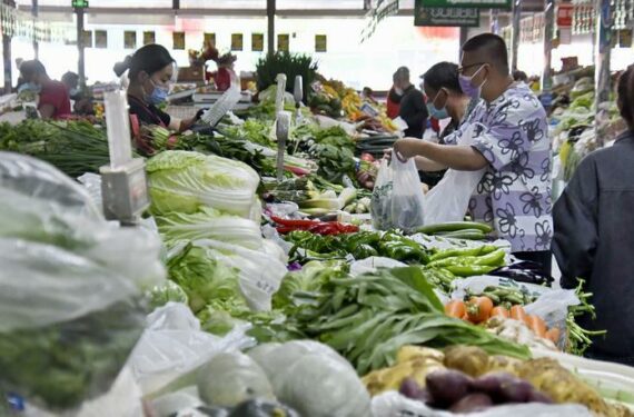 BEIJING, Sejumlah warga membeli sayuran di sebuah pasar di Distrik Chaoyang di Beijing, ibu kota China, pada 13 Mei 2022. Pasokan kebutuhan harian di Beijing tetap terjamin di tengah penerapan berbagai langkah pencegahan dan pengendalian guna membendung kemunculan kembali COVID-19 belum lama ini. (Xinhua/Li Xin)