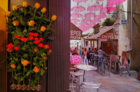 GRASSE, Bunga-bunga mawar dan payung merah muda terlihat saat festival ExpoRose ke-50 di Grasse, Prancis selatan, pada 13 Mei 2022. Pusat kota Grasse disulap menjadi taman mawar selama festival ExpoRose yang berlangsung tiga hari dan dibuka pada Jumat (13/5) di kota tersebut. (Xinhua/Serge Haouzi)