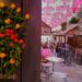 GRASSE, Bunga-bunga mawar dan payung merah muda terlihat saat festival ExpoRose ke-50 di Grasse, Prancis selatan, pada 13 Mei 2022. Pusat kota Grasse disulap menjadi taman mawar selama festival ExpoRose yang berlangsung tiga hari dan dibuka pada Jumat (13/5) di kota tersebut. (Xinhua/Serge Haouzi)