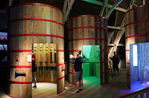 BRUGES, Para wisatawan mengunjungi Bruges Beer Experience di Bruges, Belgia, pada 13 Mei 2022. Bruges Beer Experience merupakan tempat wisata populer di Bruges yang memungkinkan para pengunjung mengetahui tentang budaya dan sejarah bir yang kaya di museum, bar, dan toko suvenir yang ada di sana. (Xinhua/Zheng Huansong)