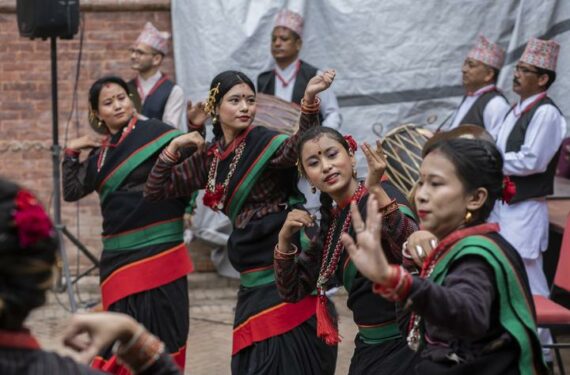 LALITPUR, Sejumlah wanita Newar menampilkan tarian genderang tradisional dalam sebuah acara budaya di Lalitpur, Nepal, pada 14 Mei 2022. (Xinhua/Hari Maharjan)