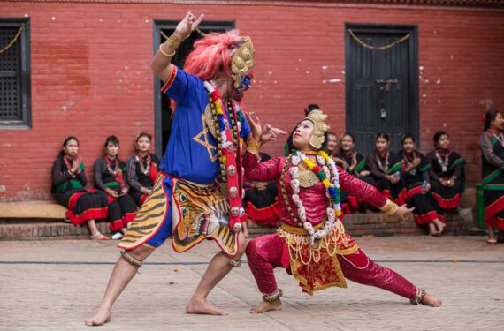 LALITPUR, Sejumlah seniman menampilkan sebuah tarian dalam acara budaya di Lalitpur, Nepal, pada 14 Mei 2022. (Xinhua/Hari Maharjan)