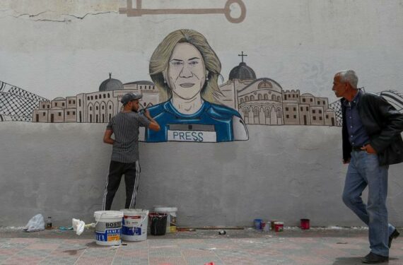 GAZA, Seorang seniman Palestina melukis sebuah mural untuk menghormati jurnalis Al-Jazeera Shireen Abu Akleh, yang tewas saat meliput bentrokan di Tepi Barat yang diduduki, di Kota Khan Younis, Jalur Gaza selatan, pada 14 Mei 2022. (Xinhua/Yasser Qudih)