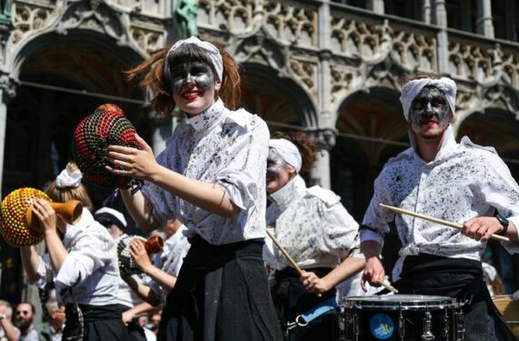 BRUSSEL, Para penampil ambil bagian dalam Parade Zinneke di Brussel, Belgia, pada 14 Mei 2022. Parade ini dibuat dengan tujuan untuk menghubungkan berbagai budaya, komunitas, dan distrik di Brussel. (Xinhua/Zheng Huansong)