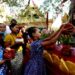 YANGON, Seorang anak perempuan menyiram Pohon Bodhi di Pagoda Shwedagon di Yangon, Myanmar, pada 14 Mei 2022. Masyarakat Myanmar, terutama para penganut agama Buddha, melakukan ritual menyiram Pohon Bodhi yang suci di seluruh wilayah negara itu pada hari bulan purnama di bulan Kason dalam kalender lunar Myanmar. (Xinhua/U Aung)