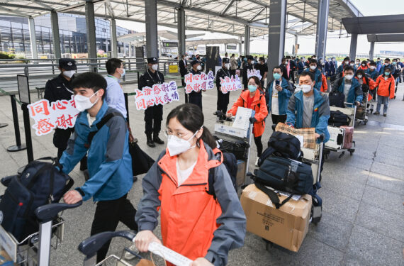 SHANGHAI, Anggota tim bantuan tes asam nukleat memasuki terminal bandara di Shanghai, China timur, pada 14 Mei 2022. Sebanyak 207 anggota tim bantuan tes asam nukleat dari Provinsi Hubei meninggalkan Shanghai setelah menuntaskan misi mereka. (Xinhua/Li He)
