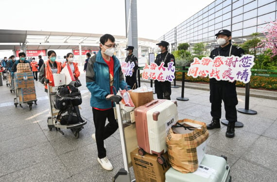 SHANGHAI, Anggota tim bantuan tes asam nukleat memasuki terminal bandara di Shanghai, China timur, pada 14 Mei 2022. Sebanyak 207 anggota tim bantuan tes asam nukleat dari Provinsi Hubei meninggalkan Shanghai setelah menuntaskan misi mereka. (Xinhua/Li He)