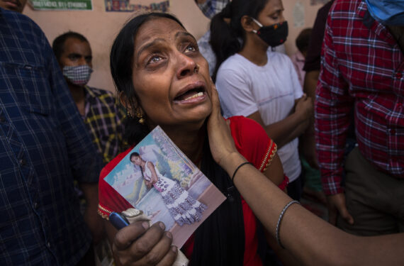 NEW DELHI, Seorang ibu dari salah satu korban kebakaran menangis saat menunggu jenazah putrinya di sebuah rumah sakit di New Delhi, India, pada 14 Mei 2022. Sedikitnya 27 orang tewas dan 12 lainnya mengalami luka bakar akibat kebakaran besar yang terjadi di sebuah bangunan komersial tiga lantai di ibu kota India itu, kata perwira polisi senior Sameer Sharma pada Sabtu (14/5). (Xinhua/Javed Dar)