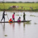 NAGAON, Sejumlah warga desa mendayung perahu ke tempat yang lebih aman di Desa Bakula Guri, Distrik Nagaon, Negara Bagian Assam, India timur laut, pada 15 Mei 2022. Hujan terus-menerus yang disusul banjir bandang melanda Negara Bagian Assam di India timur laut, menyebabkan daerah dataran rendah tergenang dan menyapu sejumlah ruas jalan, kata beberapa pejabat pada Minggu (15/5). Banjir melanda enam distrik, mengakibatkan tiga korban jiwa dan memengaruhi sekitar 25.000 orang di daerah yang terdampak. (Xinhua/Str)