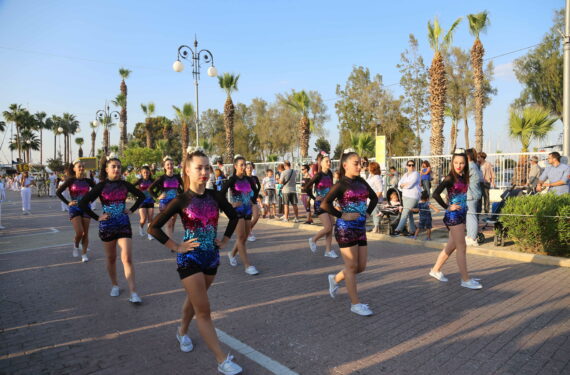 LARNACA, Sejumlah perempuan menghadiri sebuah parade saat festival bunga di Larnaca, Siprus, pada 15 Mei 2022. Sejumlah orang berpartisipasi dalam ajang Anthestiria tahunan, atau Festival Bunga, di Larnaca pada Minggu (15/5). (Xinhua/Guo Mingfang)
